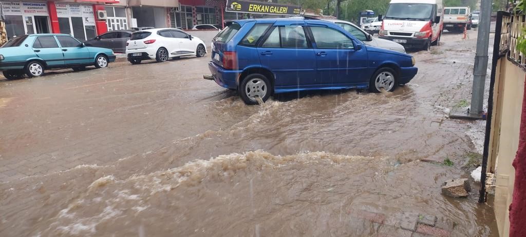 Yenice ilçesi, Çanakkale'de etkili olan yoğun sağanak ve dolu yağışı, bölgede yaşayan insanların hayatını olumsuz etkiledi.