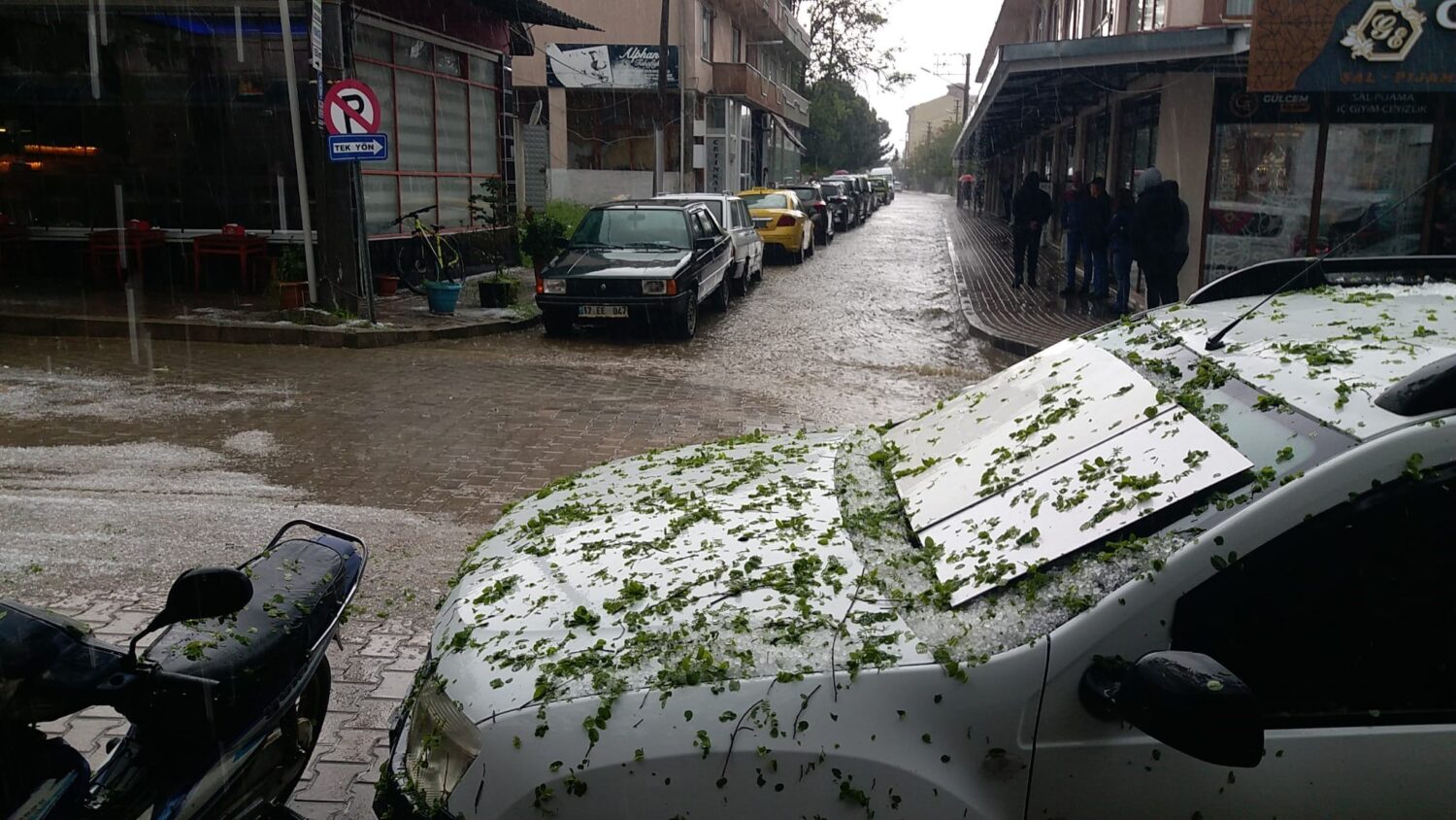 Yenice ilçesi, Çanakkale'de etkili olan yoğun sağanak ve dolu yağışı, bölgede yaşayan insanların hayatını olumsuz etkiledi.