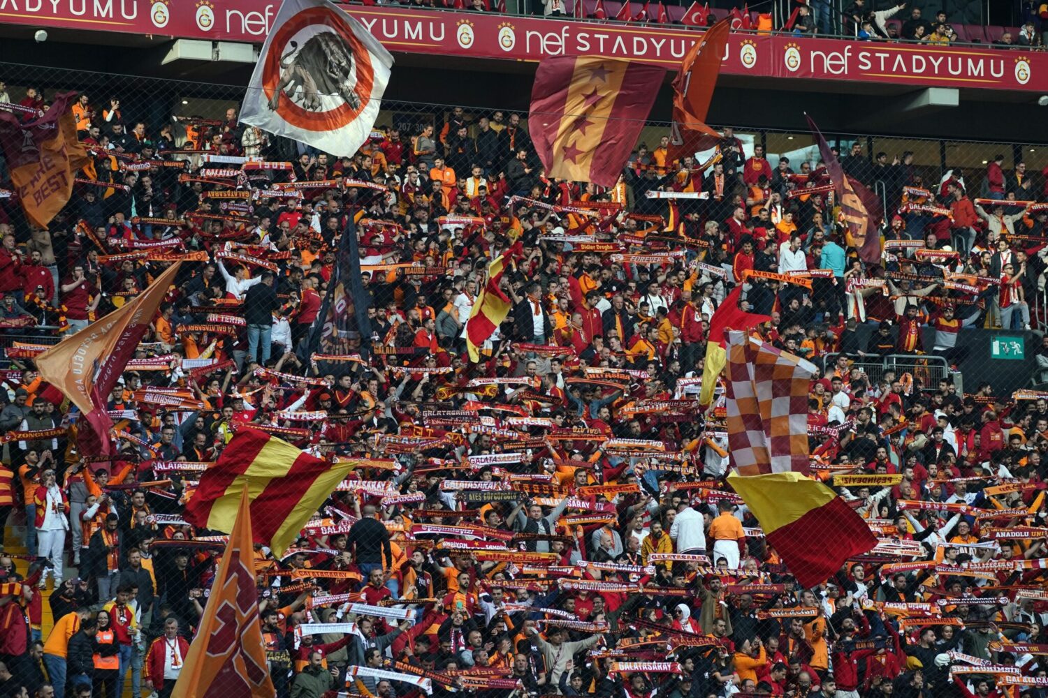 Galatasaray'da futbol takımının 2023-2024 sezonu için kombine yenileme satışlarına sarı-kırmızılı taraftarlar yoğun ilgi gösterdi. Satışa çıktığı 18 Nisan günü rekor ilgi gören kombine ve VIP koltuk yenileme sayısı 19 bini aşarak kulüp tarihindeki en yüksek yenileme rakamı oldu.
