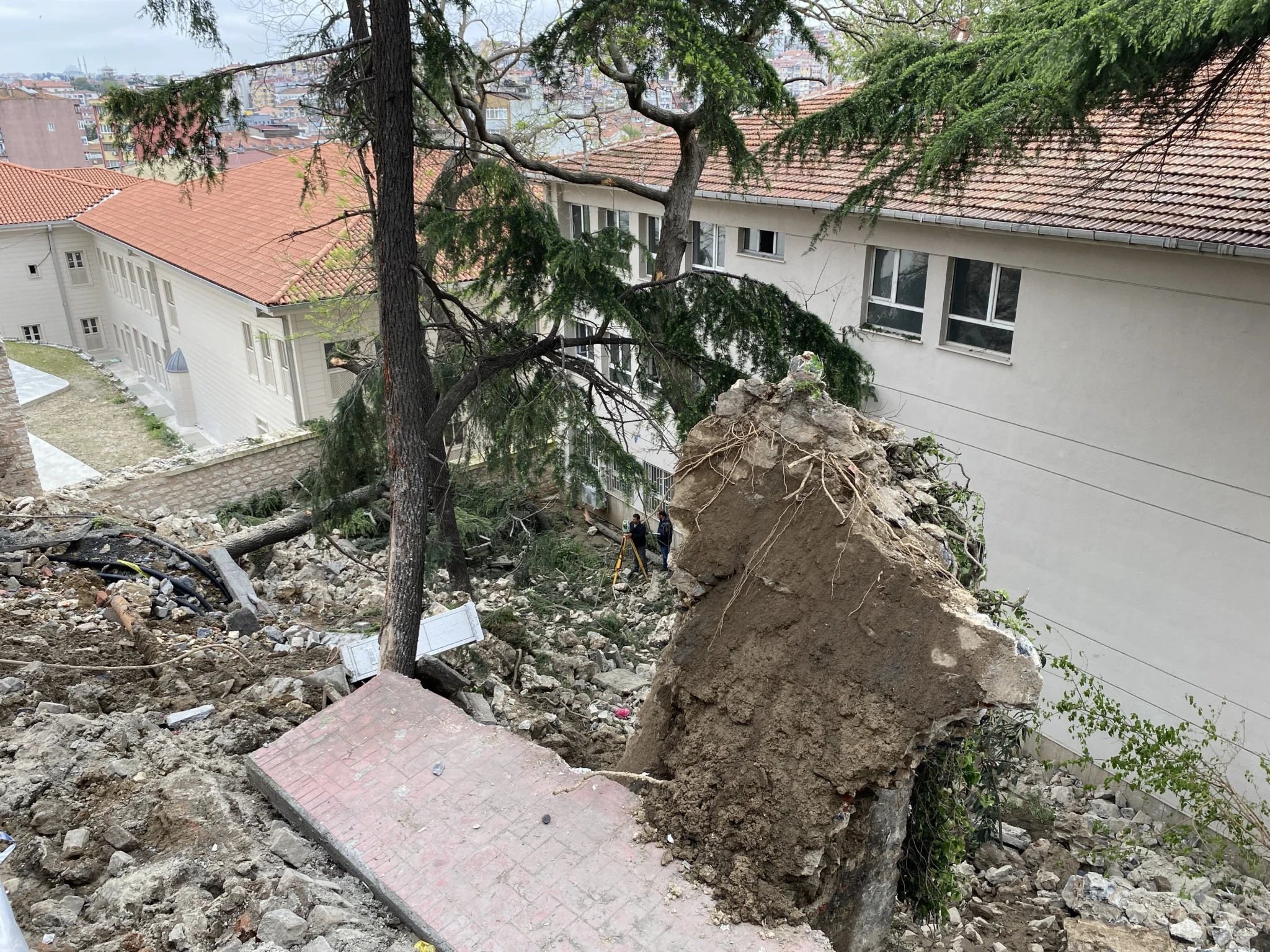 Beyoğlu’nda bulunan Suriri Ortaokulu'nun bahçesine istinat duvarı çökmüş, bölgedeki 3 bina da tedbir amacıyla boşaltılmıştı. Duvarın çöktüğü alan dron ile havadan görüntülendi.