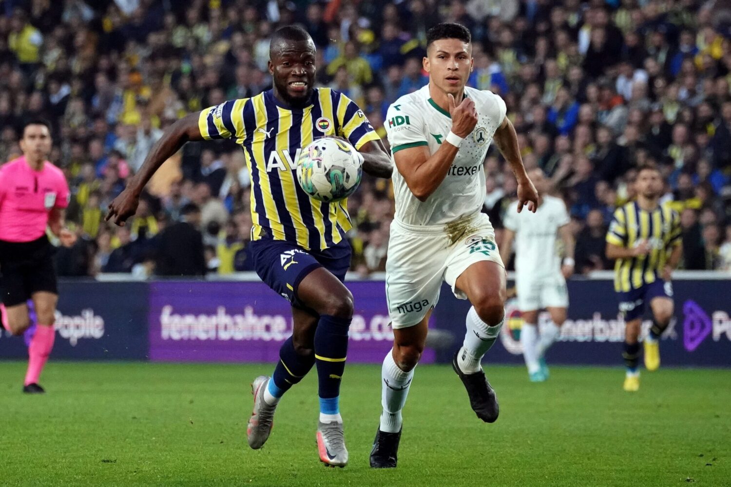Giresunspor ve Fenerbahçe yarın 16. kez karşı karşıya gelecek. İki ekip arasında daha önce oynanan 15 maçta sarı-lacivertlilerin 8-2 galibiyet üstünlüğü bulunuyor.