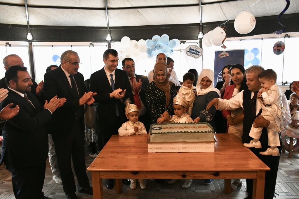 Balıkesir'de kalan depremzede ailelerin çocukları için sünnet şöleni düzenlendi.