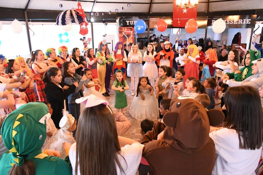Balıkesir'de kalan depremzede ailelerin çocukları için sünnet şöleni düzenlendi.
