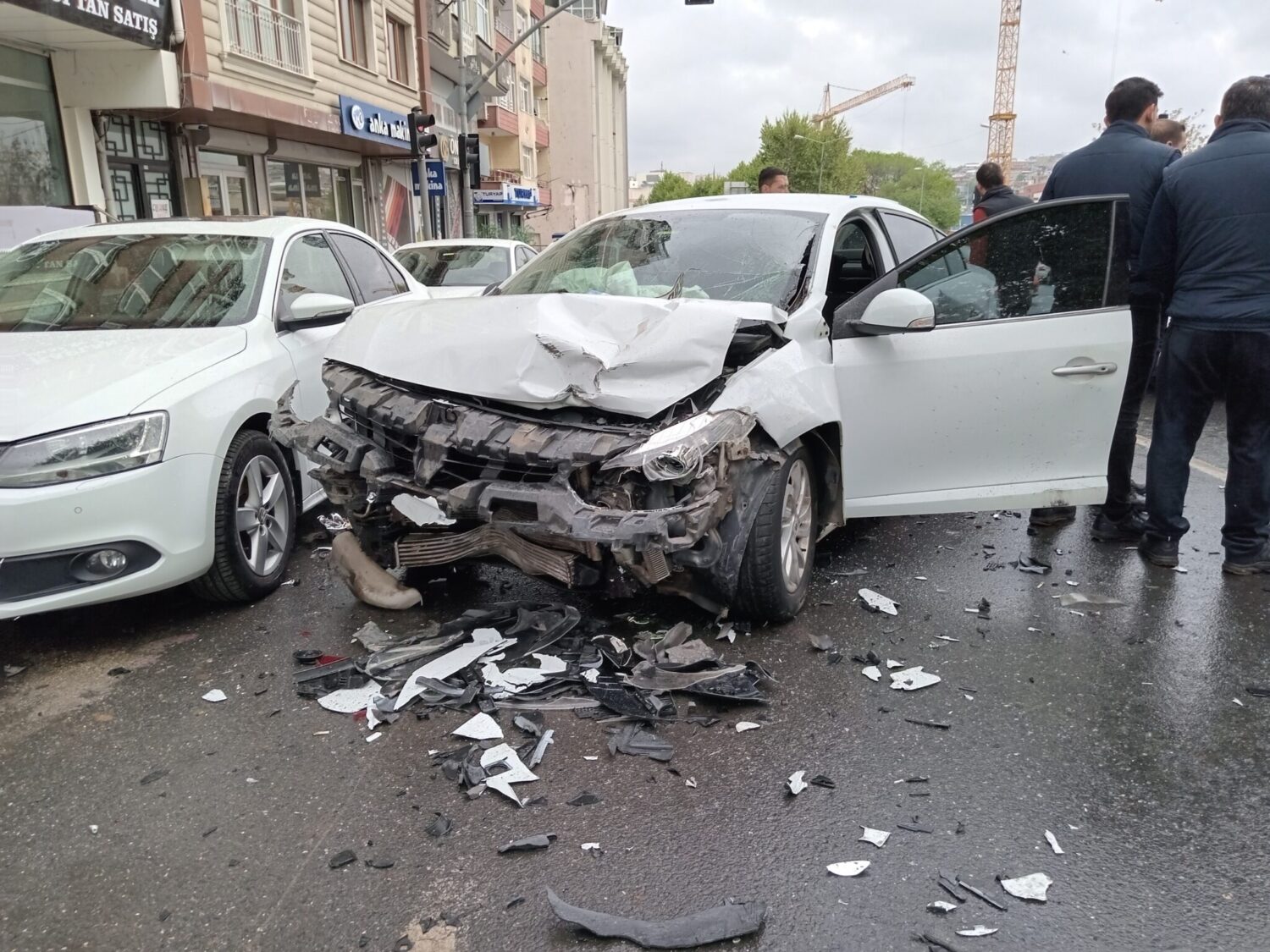 İstanbul Güngören’de ters şeride girmek isteyen otomobil, zincirleme kazaya sebep oldu. Kazada yaralanan 2 kişi hastaneye kaldırıldı. 1 kişinin durumunun ciddi olduğu belirtildi. 