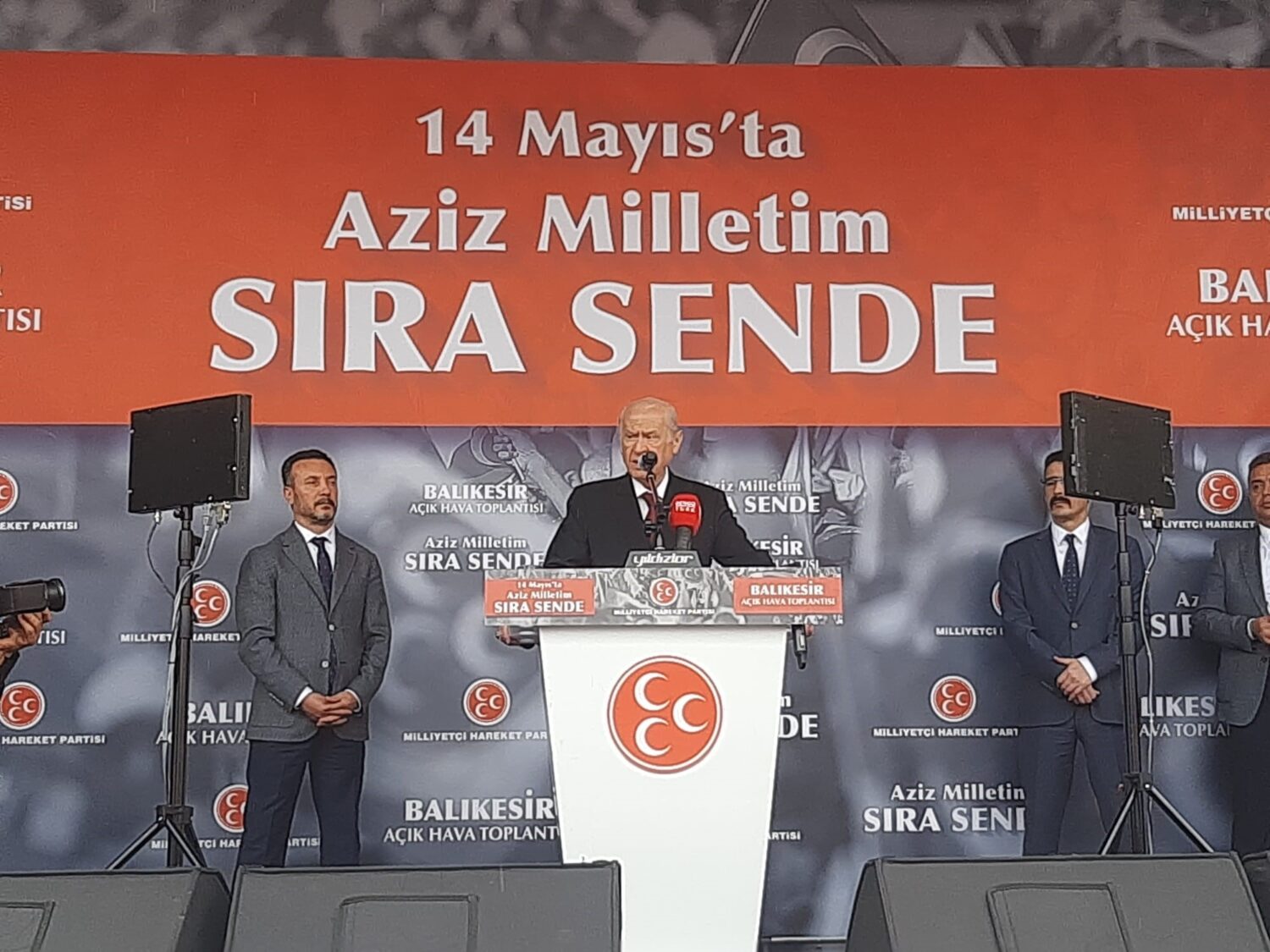 MHP Genel Başkanı Devlet Bahçeli, Balıkesir'de vatandaşa seslendi. Önemli açıklamalarda bulunan Bahçeli "The Economist Dergisi Erdoğan gitmeli diyormuş, haçlı zihniyete kimin gideceğini 14 Mayıs'ta gösterecek olan Türk milletidir. Türkiye'ye yön veremezler, Türkiye'yi sömürge ülkesi haline getiremezler. Alayı gelsin." dedi.
