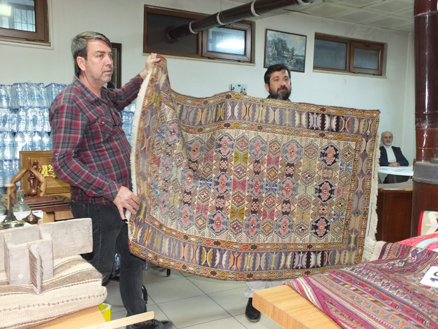 Balıkesir'in Burhaniye ilçesinde yaklaşık 2 yıl önce başlayan antika mezadına ilgi giderek artıyor. Burhaniye’de düzenlenen antika mezadı, Edremit Körfezi’ndeki antika meraklılarını bir araya getiriyor.