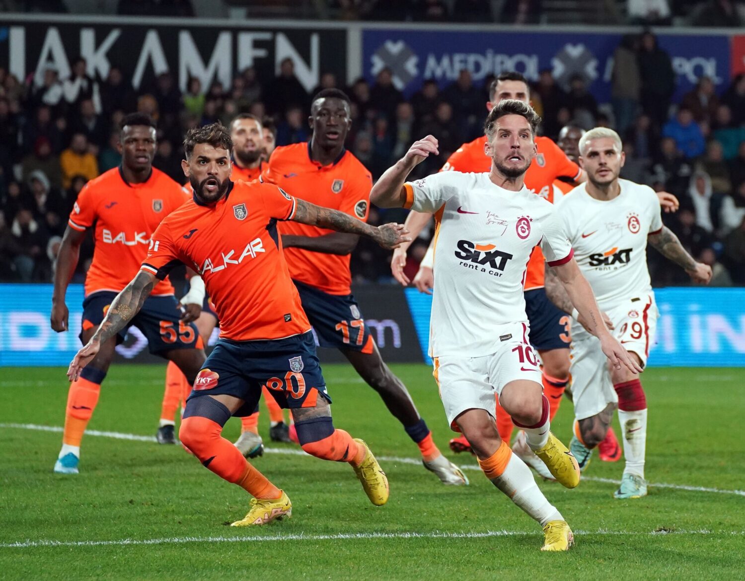Galatasaray ve Medipol Başakşehir, bu akşam Spor Toto Süper Lig'de oynayacakları maçla birlikte 30. kez karşılaşacaklar. Daha önce oynanan müsabakalarda Galatasaray, 14 kez kazanırken, Medipol Başakşehir ise 7 kez galip geldi.