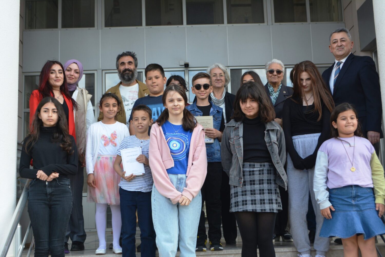 Ayvalık Belediyesi Çağdaş Yaşam Türkel Minibaş Gençlik ve Çocuk Kütüphanesi tarafından bu yıl ikincisi düzenlenen Nejat Hürbaş Hikâye Yarışması’nda dereceye giren öğrenciler için  ödül töreni düzenlendi.