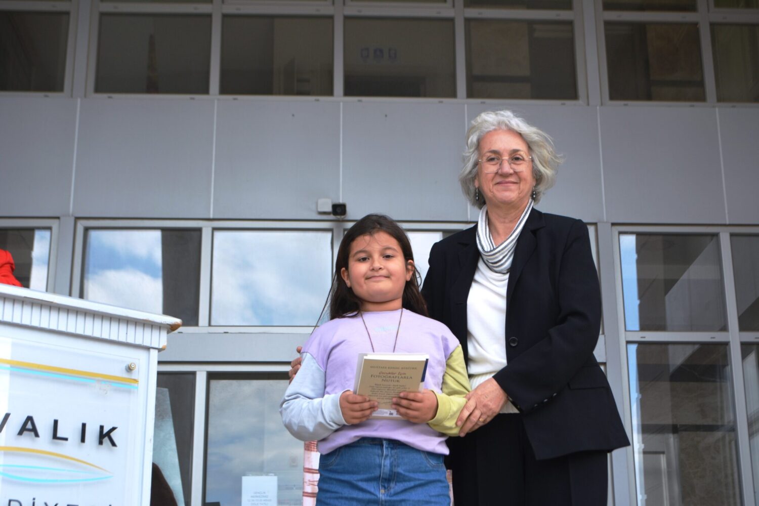 Ayvalık Belediyesi Çağdaş Yaşam Türkel Minibaş Gençlik ve Çocuk Kütüphanesi tarafından bu yıl ikincisi düzenlenen Nejat Hürbaş Hikâye Yarışması’nda dereceye giren öğrenciler için  ödül töreni düzenlendi.