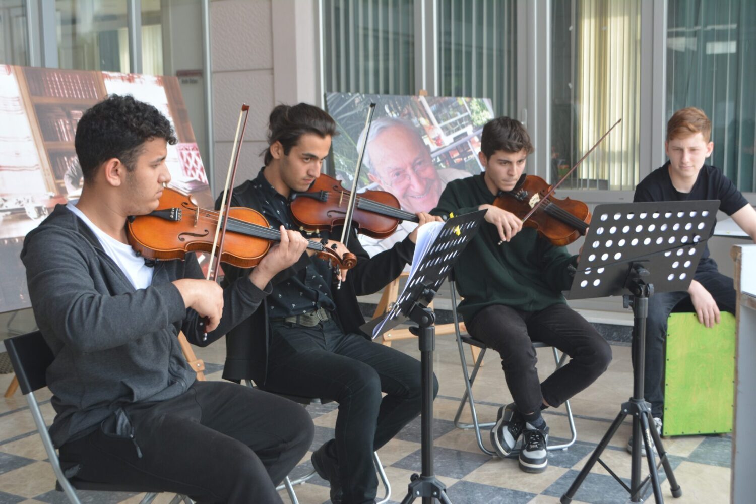 Ayvalık Belediyesi Çağdaş Yaşam Türkel Minibaş Gençlik ve Çocuk Kütüphanesi tarafından bu yıl ikincisi düzenlenen Nejat Hürbaş Hikâye Yarışması’nda dereceye giren öğrenciler için  ödül töreni düzenlendi. 