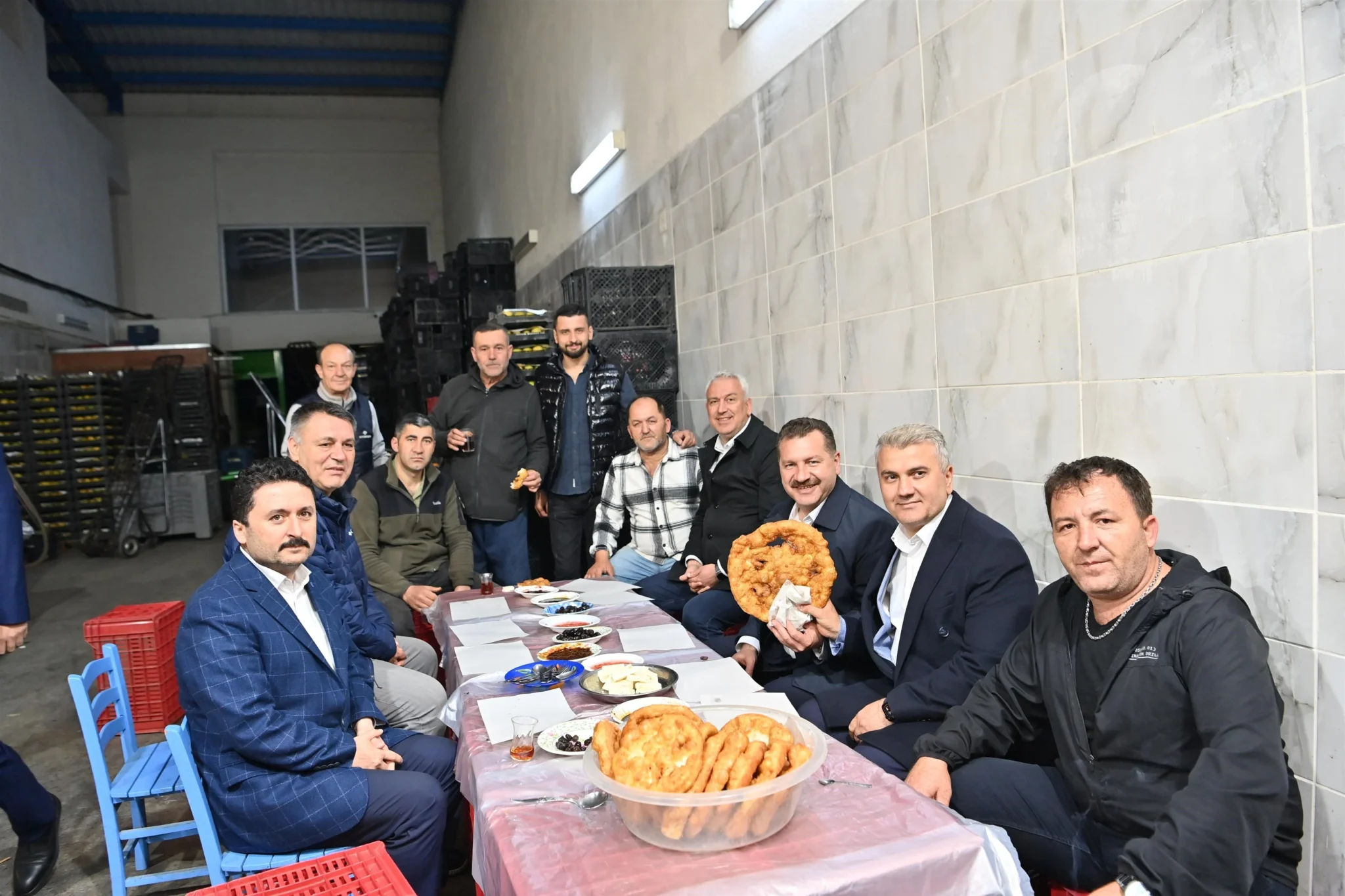 Balıkesir Büyükşehir Belediye Başkanı Yücel Yılmaz ve AK Parti Balıkesir Milletvekili Adayı Mustafa Canbey, erken saatlerde Yaş Sebze ve Meyve Toptancı Hali'nde esnafla buluştu. Kahvaltı yaparak, esnafların talep ve önerilerini dinlediler.