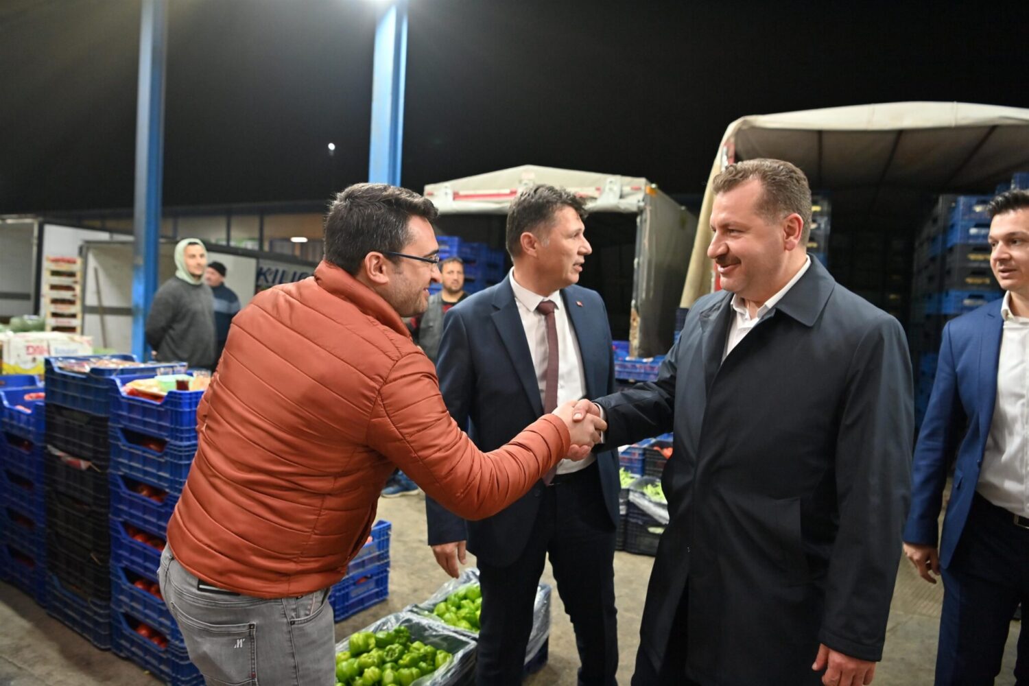 Balıkesir Büyükşehir Belediye Başkanı Yücel Yılmaz ve AK Parti Balıkesir Milletvekili Adayı Mustafa Canbey, erken saatlerde Yaş Sebze ve Meyve Toptancı Hali'nde esnafla buluştu. Kahvaltı yaparak, esnafların talep ve önerilerini dinlediler.