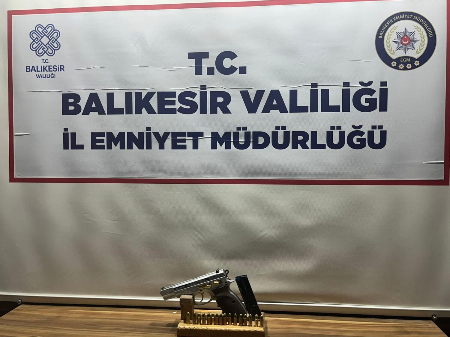 Son bir hafta içerisinde Balıkesir'de asayiş ve narkotik polislerinin gerçekleştirdiği huzur operasyonları sonucunda, 195 kişi gözaltına alındı. Adli makamlara sevk edilen 69 kişi ise tutuklandı.