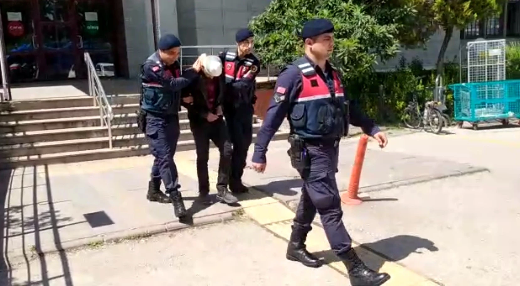 Balıkesir İl Jandarma birimleri tarafından Erdek ilçesinde gerçekleştirilen operasyonda, DEAŞ terör örgütü içerisinde faaliyet gösterdiği tespit edilen bir kişi yakalandı.