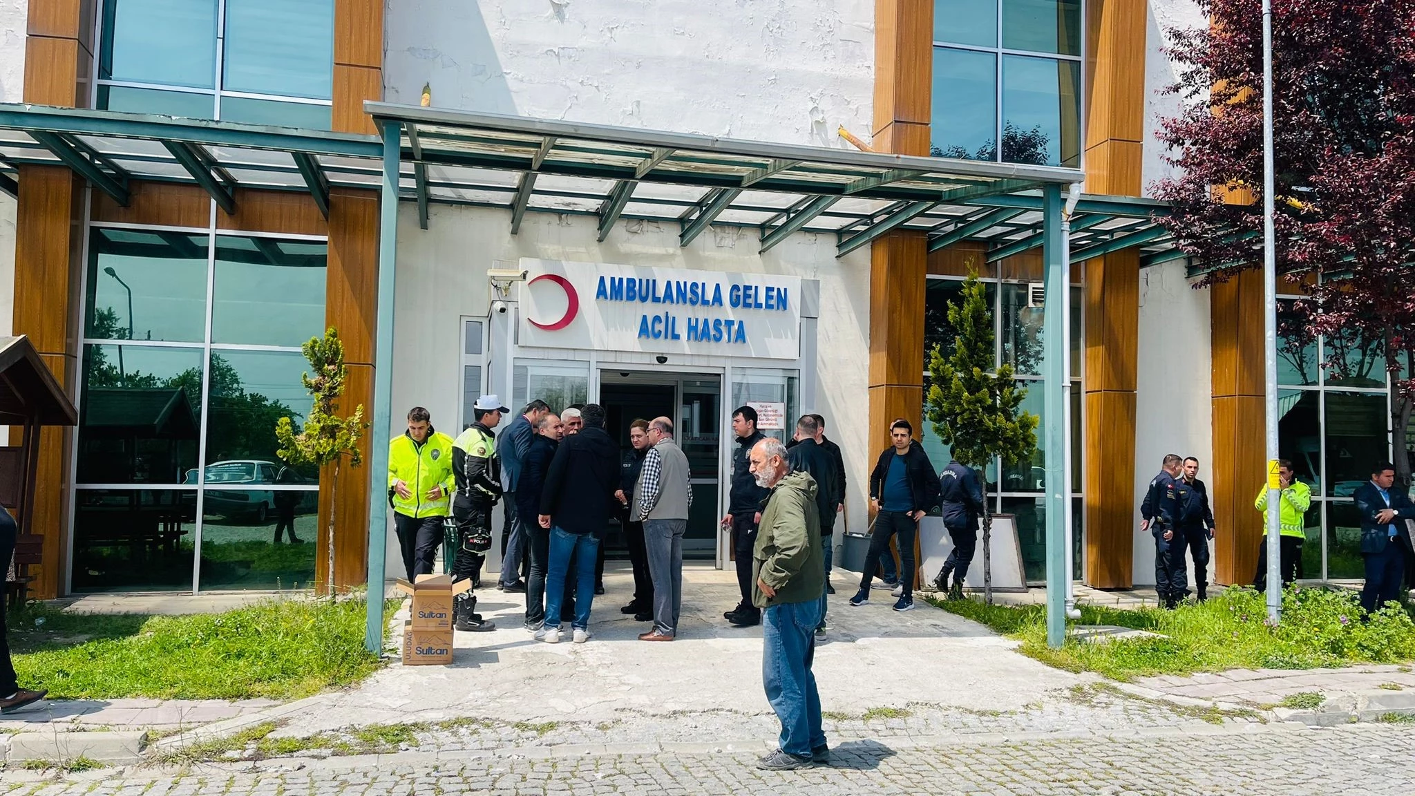 Balıkesir'in Dursunbey Emniyet Müdürlüğü'nde çalışan ve görevlendirme ile Hatay'a gitmek için hazırlıkta bulunan Polis Memuru Serdar Altunkaynak, geçirdiği kalp krizi sonrasında kaldırıldığı Dursunbey Devlet Hastanesi'nde hayatını kaybetti.