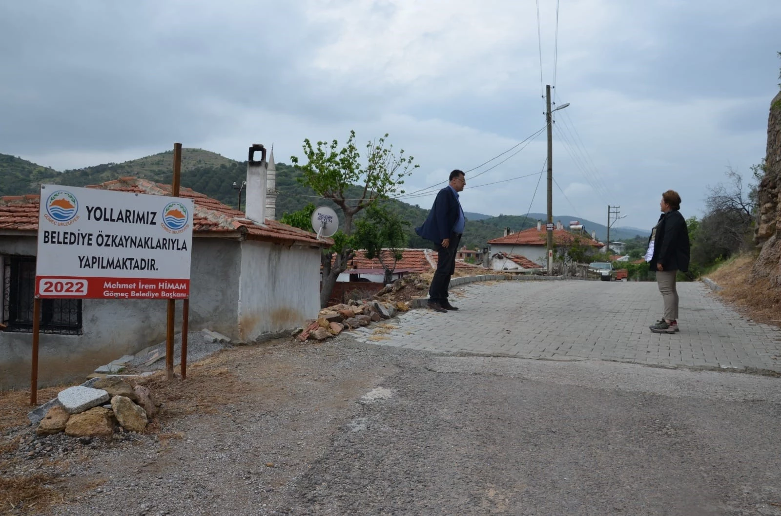 Balıkesir’in Gömeç ilçesi  Kuyualan Mahallesindeki  yolların döşemesinde sona yaklaşıldı.