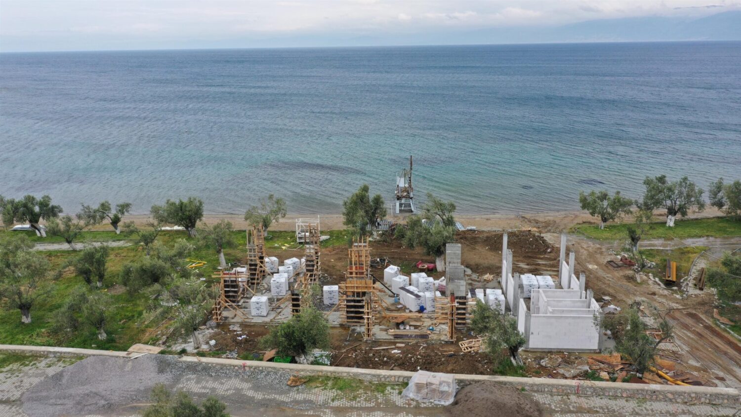 Turizmi 20 ilçe ve 12 aya yaymak için çalışmalarını sürdüren Balıkesir Büyükşehir Belediyesi, Gömeç Karaağaç’ta mavi bayraklı plajları ve su altı heykel galerisini kapsayan büyük bir alanda 'Dalış Köyü' inşa etmek için çalışmaları başlattı.