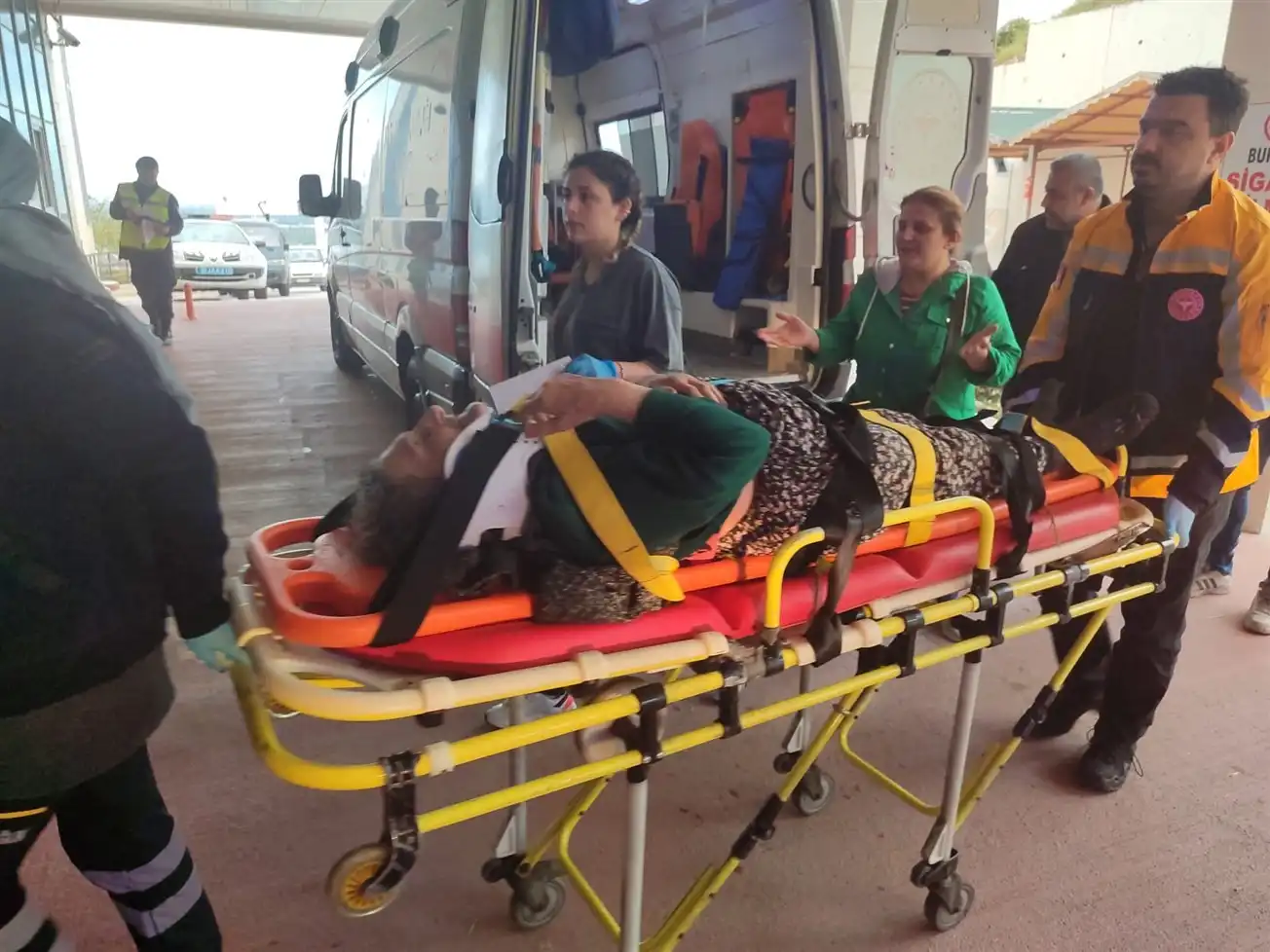 Bursa’nın Orhangazi ilçesinde traktörün şarampole devrilmesiyle meydana gelen kazada yaşlı çift yaralandı.