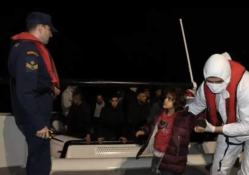 Çanakkale’nin Ayvacık ilçesi açıklarında Sahil Güvenlik Komutanlığı ekipleri tarafından, lastik bot içinde 27 kaçak göçmen yakalandı.