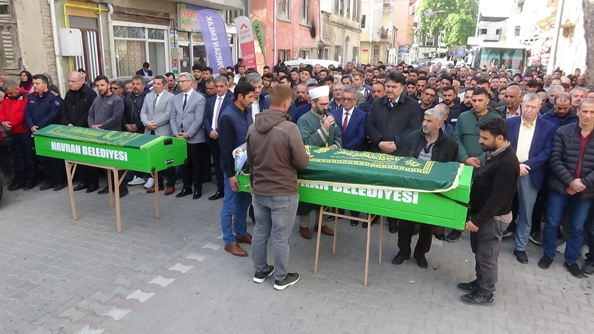 İBalıkesir’in Havran ilçesinde evlerinde çıkan yangında kızını kurtarmak isterken hayatını kaybeden baba ile kızı son yolculuklarına uğurlandı.