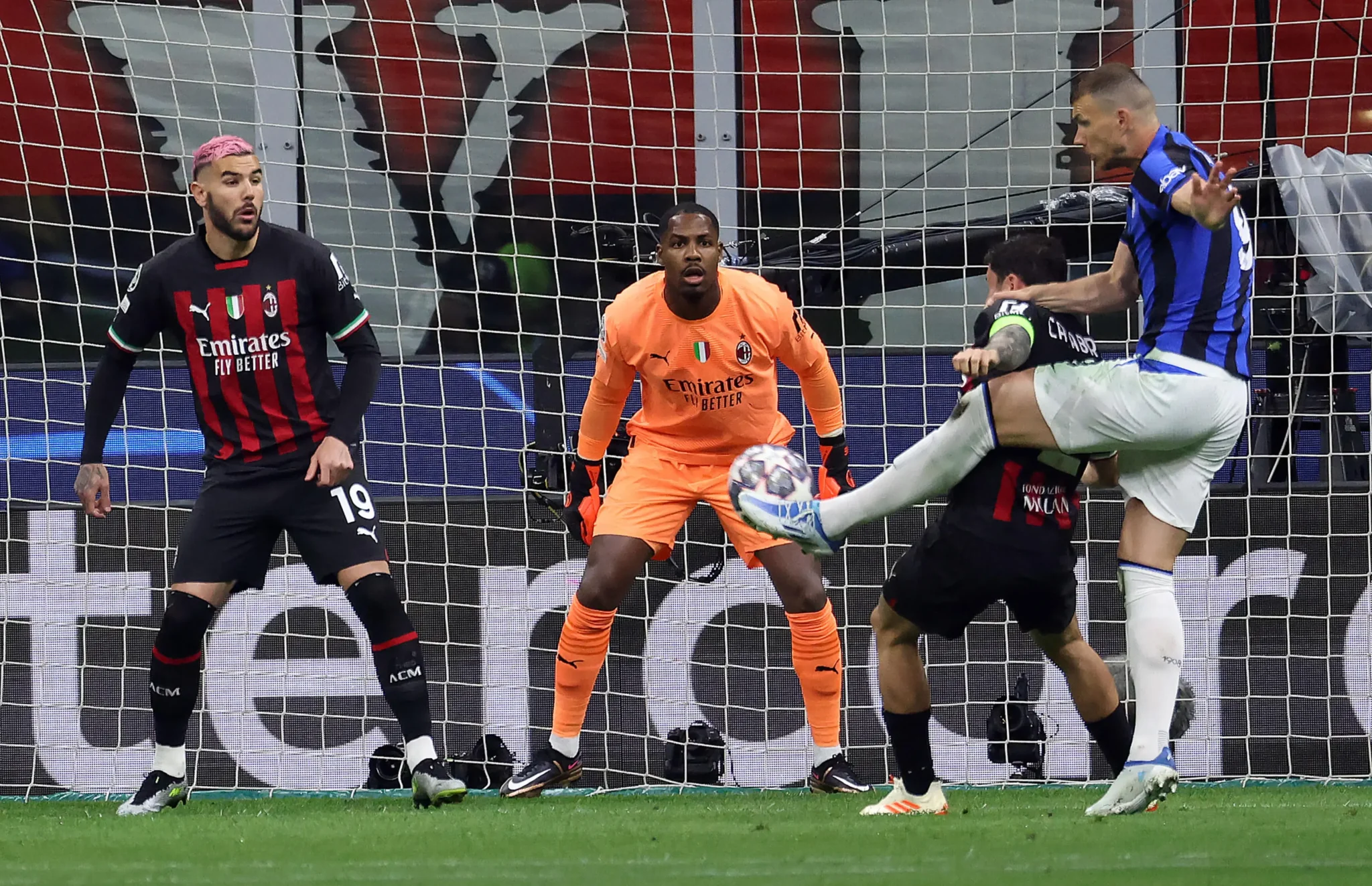 UEFA Şampiyonlar Ligi Yarı Final ilk maçında Inter, deplasmanda Milan'ı 2-0 mağlup ederek rövanş için avantaj elde etti.