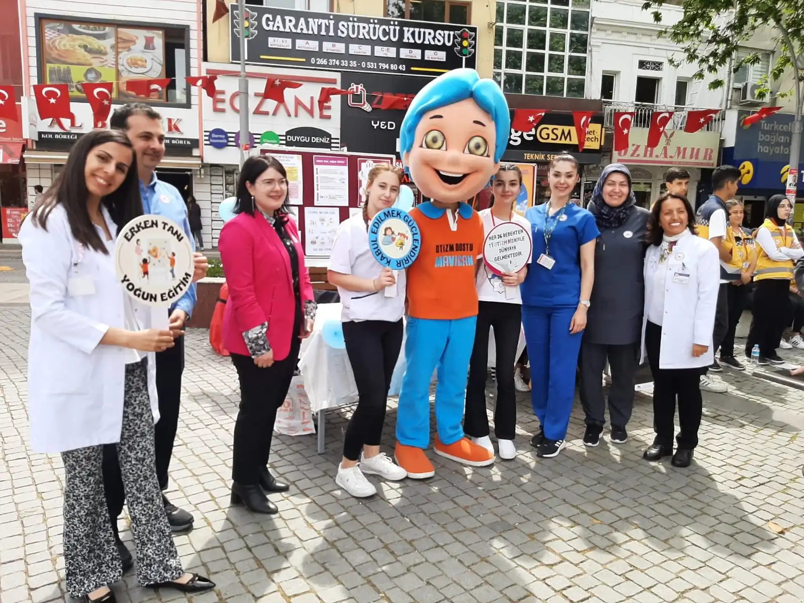 Edremit İlçe Sağlık Müdürlüğü ve Fennur Sözen Mesleki ve Teknik Anadolu Lisesi iş birliği ile Cumhuriyet Meydanı’nda sağlık fuarı açıldı.