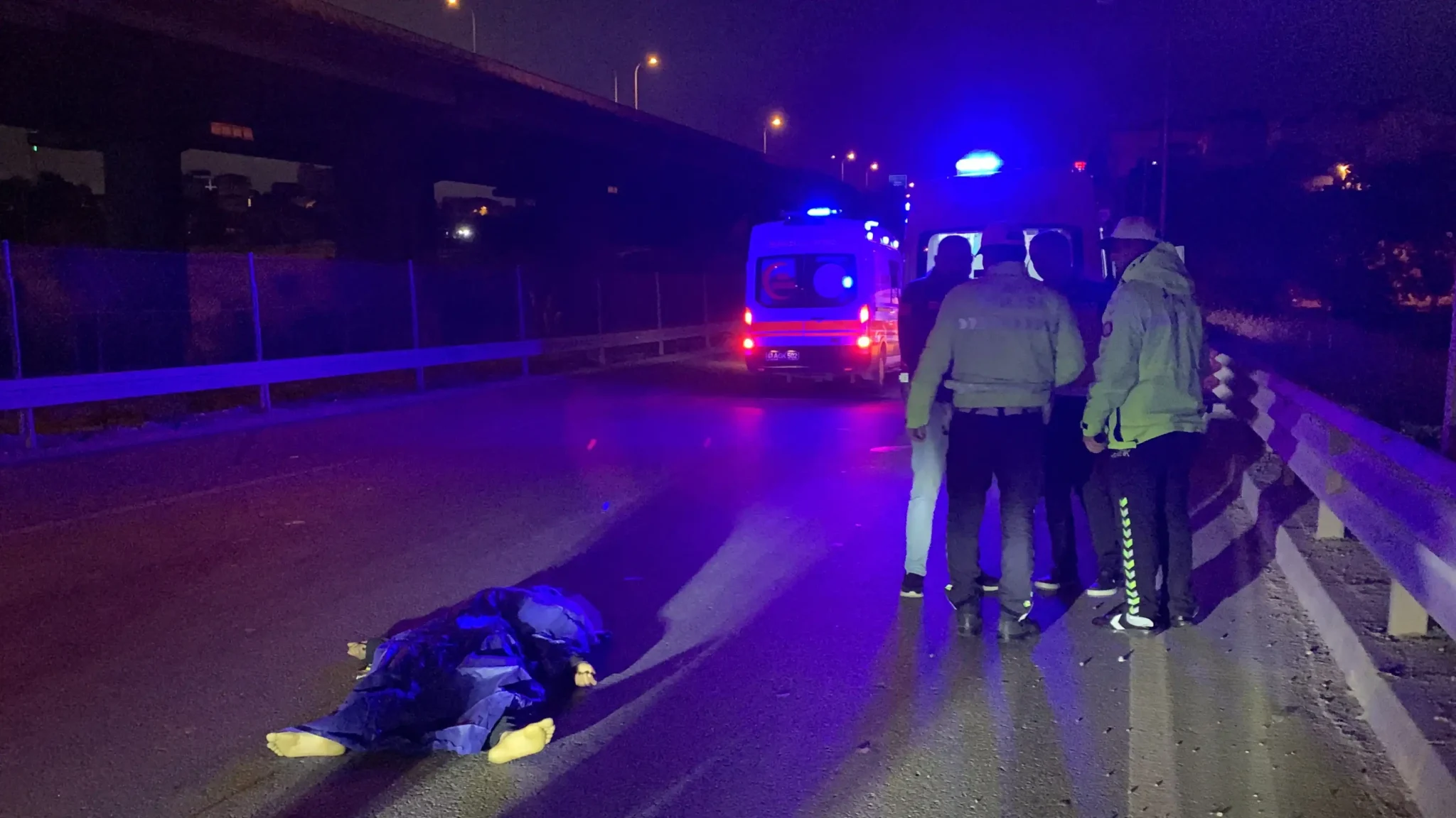 Kocaeli’nin Gebze ilçesinde yolun karşısına geçen yayaya tır çarptı. Meydana gelen kazada yaya hayatını kaybetti.