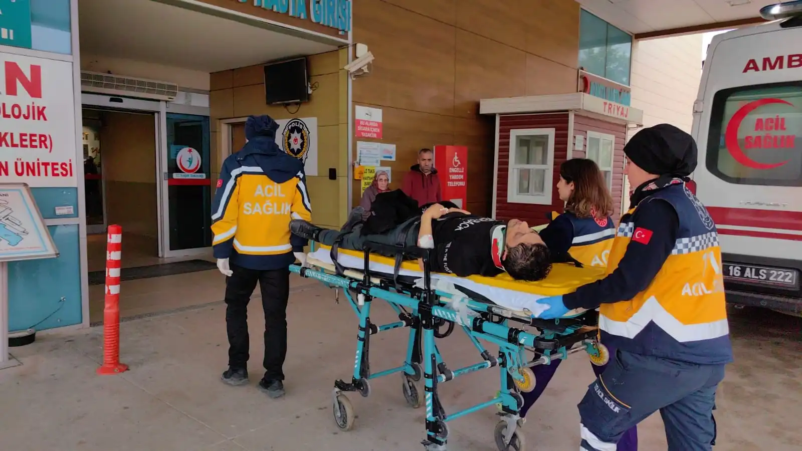 Bursa'nın İnegöl ilçesinde meydana gelen olayda, uydu anteni montajı yaparken çatıdan düşen usta yaralandı.
