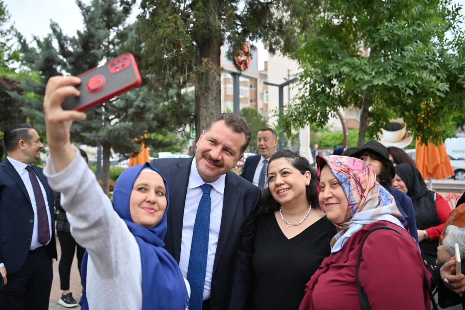 Balıkesir Büyükşehir Belediye Başkanı Yücel Yılmaz ve eşi Mehtap Yılmaz; Engelliler Haftası ve yaklaşan Anneler Günü dolayısıyla engelli bireylerin anneleriyle kahvaltıda buluşarak Anneler Günü’nü kutladı.