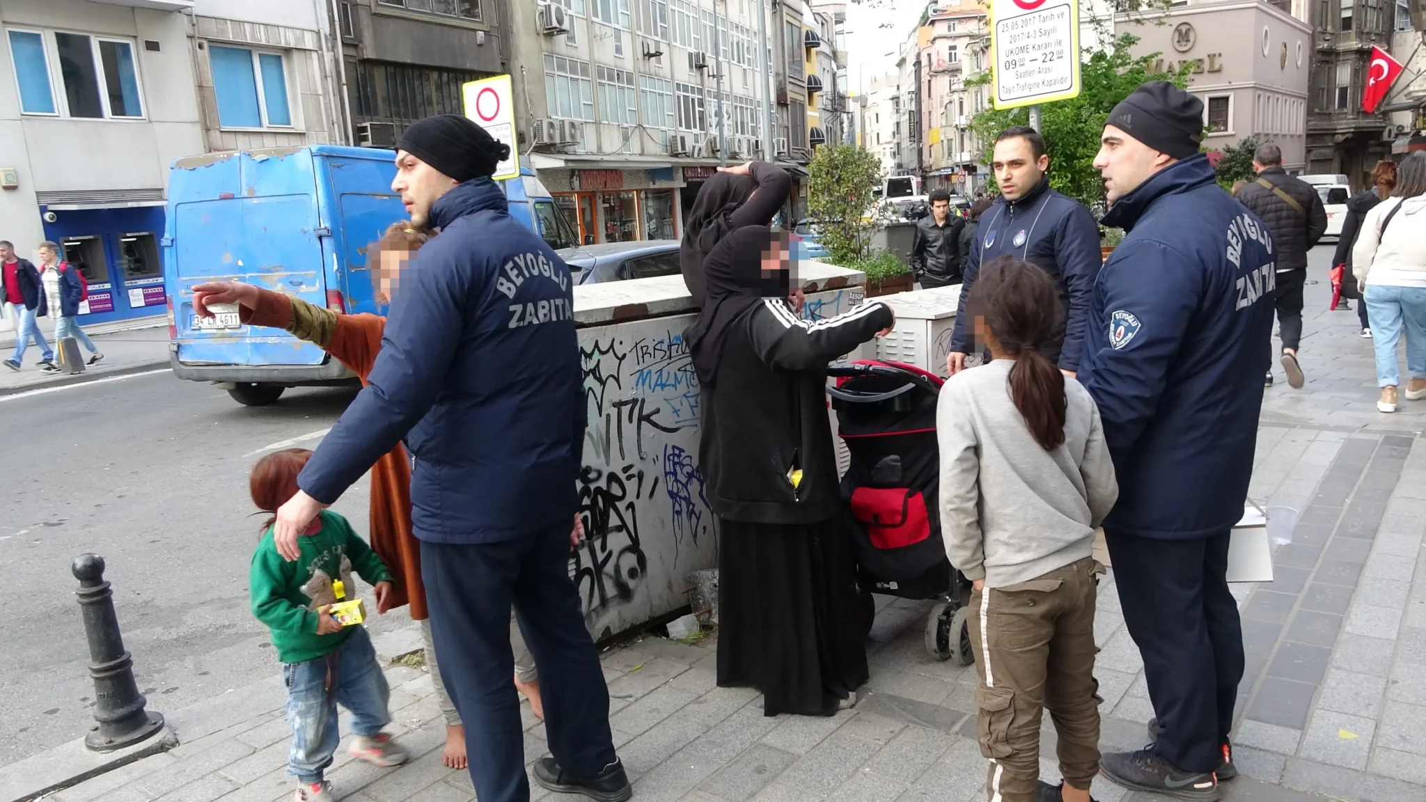 Beyoğlu Belediyesi Zabıta ekipleri ilçenin farklı noktalarında dilencilere yönelik operasyon gerçekleştirdi.