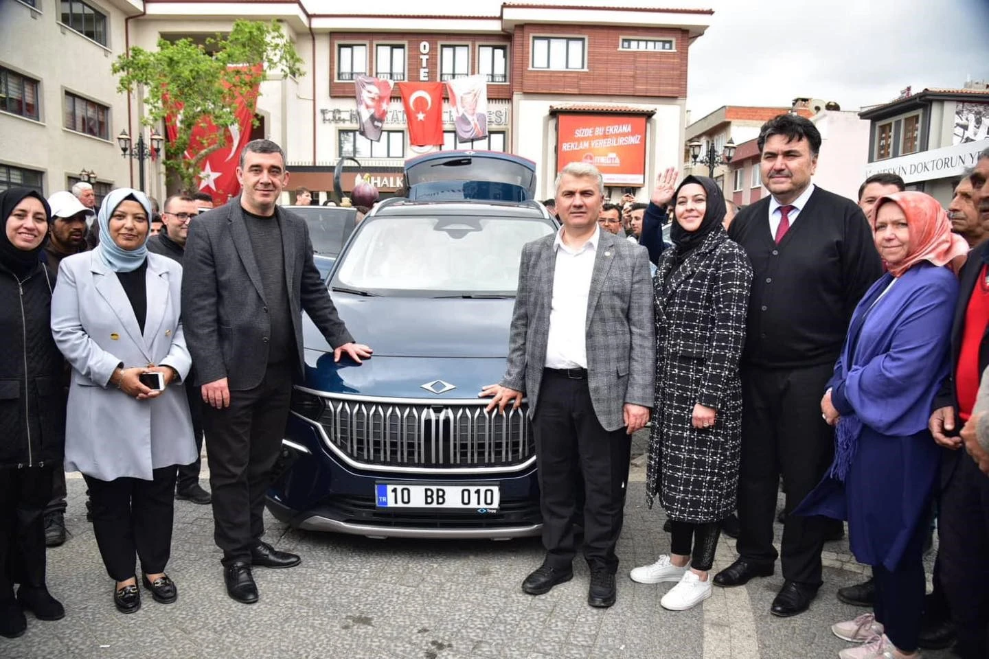 Türkiye’nin yerli ve milli otomobili TOGG vatandaşlara sergilenmeye devam ediyor. Dün Balıkesir’in Havran ilçesinde sergilenen TOGG yoğun ilgi gördü.  
