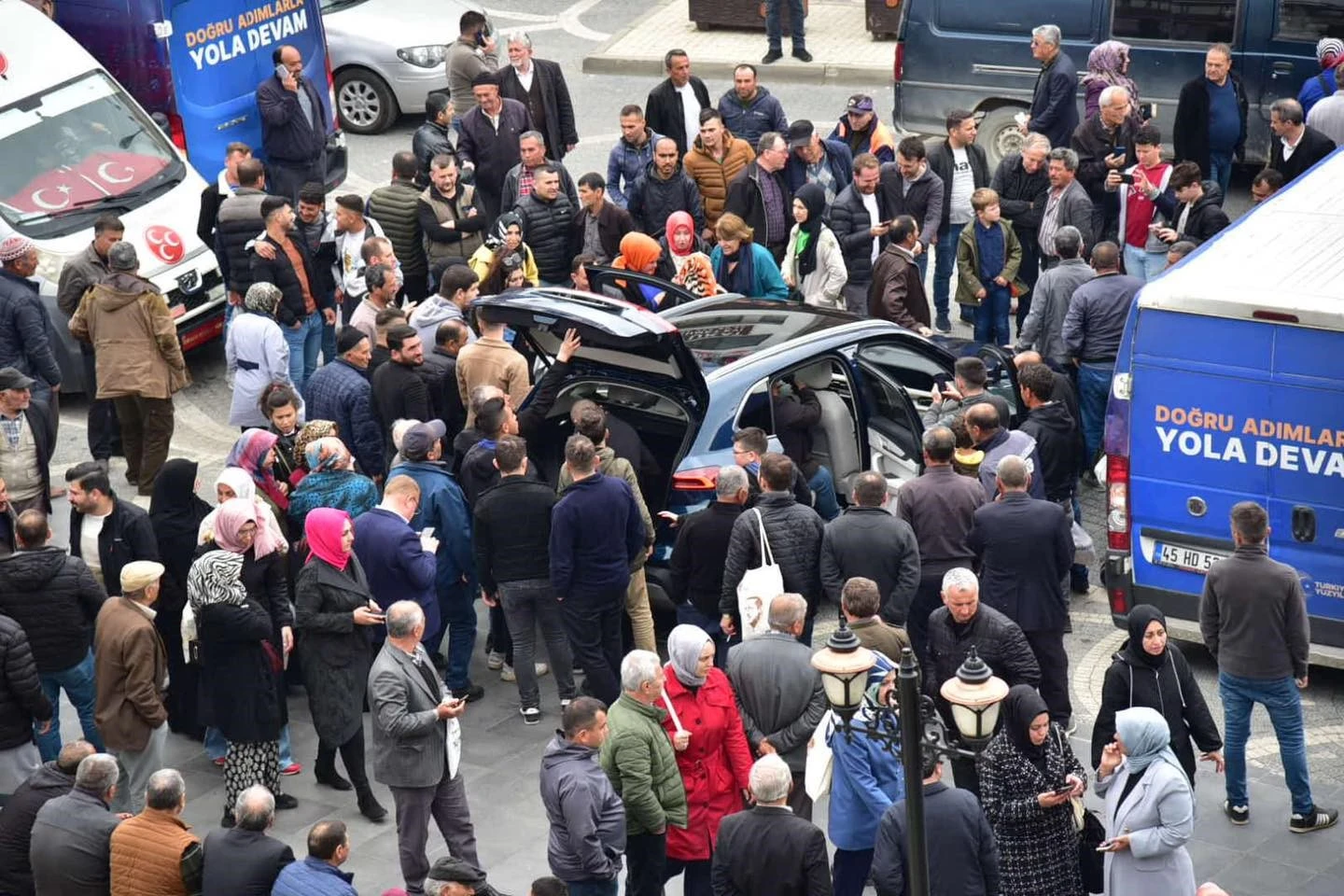 Türkiye’nin yerli ve milli otomobili TOGG vatandaşlara sergilenmeye devam ediyor. Dün Balıkesir’in Havran ilçesinde sergilenen TOGG yoğun ilgi gördü.