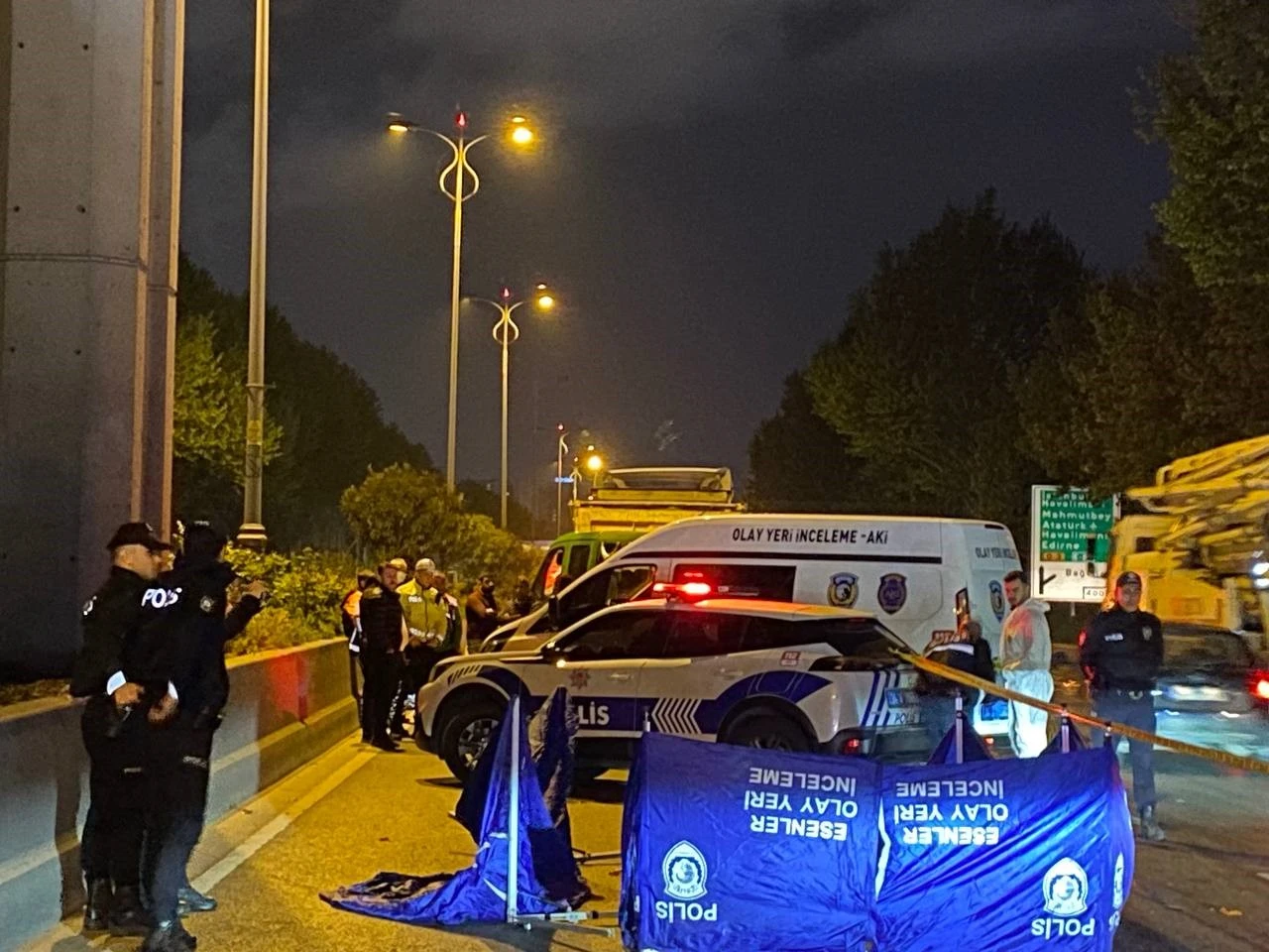 Esenler'de yolun karşısına geçmeye çalışan bir kadın kamyon çarpması sonucu olay yerinde hayatını kaybetti.