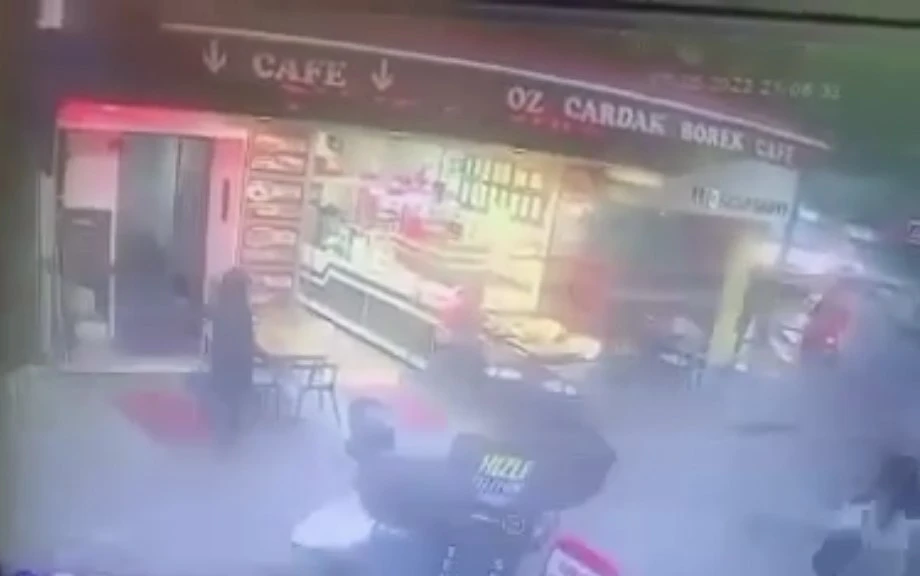 Kağıthane'de, bir saldırgan kafeteryanın kapısında duran iki gence kurşun yağdırdı. Yaralanan iki genç hemen hastaneye kaldırıldı. Polis, yaralı gençlerin toplamda 42 suç kaydı bulunduğunu tespit ederken, saldırganın kimliğini belirleyerek onun peşine düştü.
