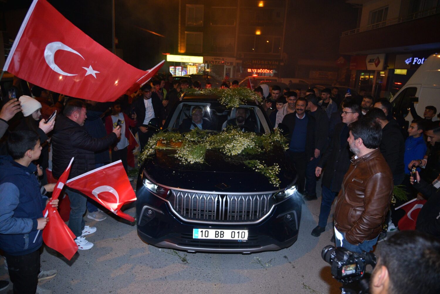 Türkiye’nin milli gururu Togg Balıkesir’in Sındırgı ilçesinde binlerce vatandaş tarafından coşkuyla karşılandı.