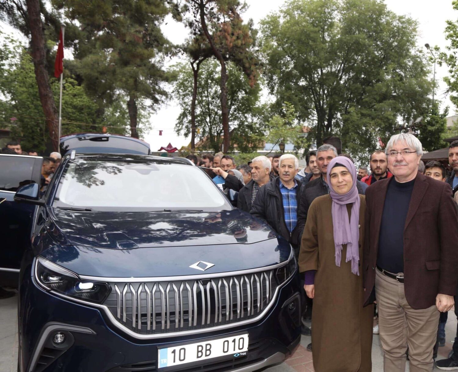Balıkesir İvrindi Belediyesi önünde düzenlenen etkinlikle İvrindi halkına tanıtılan Türkiye'nin yerli otomobili Togg'a yoğun ilgi vardı.