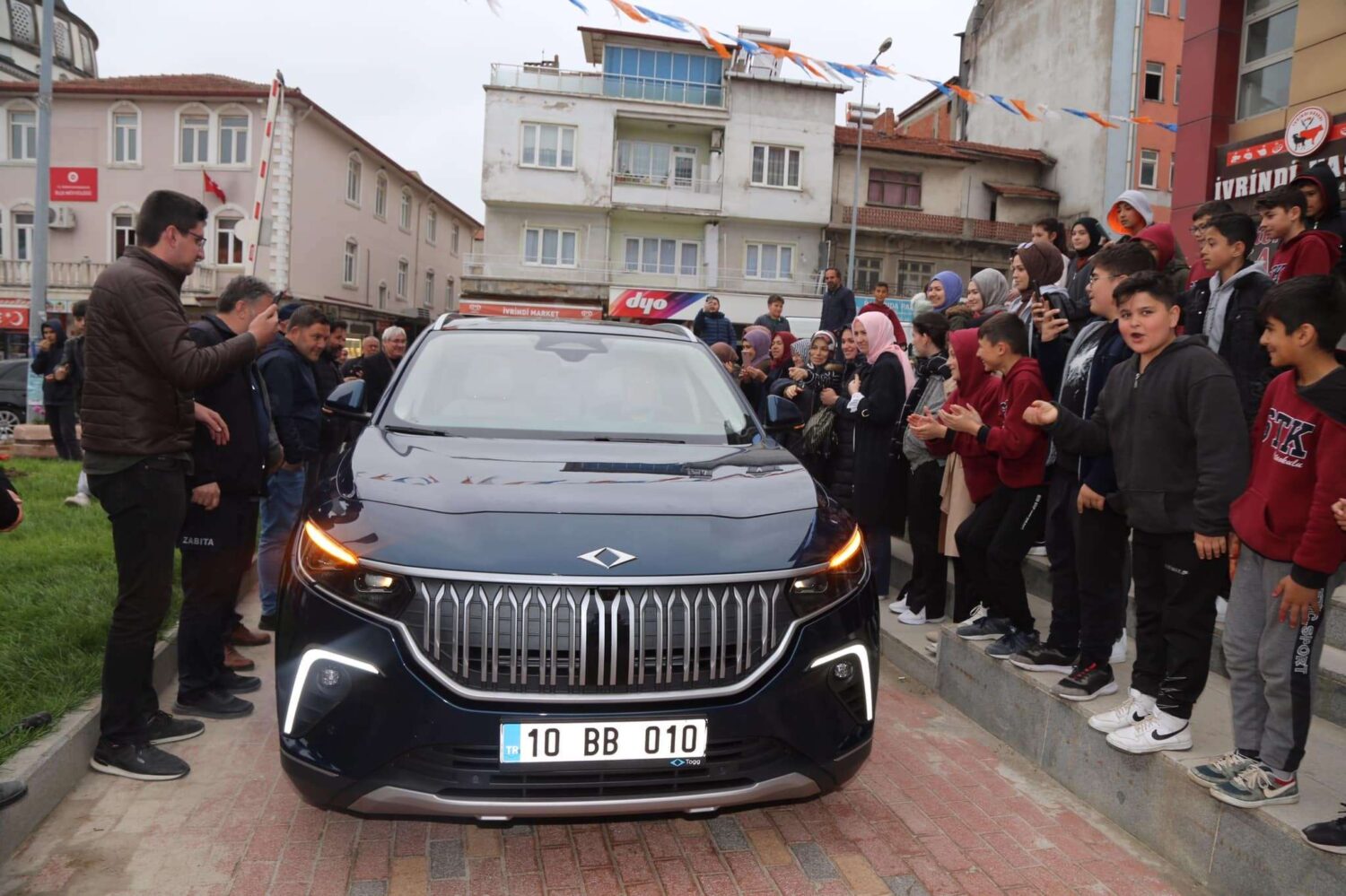 Balıkesir İvrindi Belediyesi önünde düzenlenen etkinlikle İvrindi halkına tanıtılan Türkiye'nin yerli otomobili Togg'a yoğun ilgi vardı.