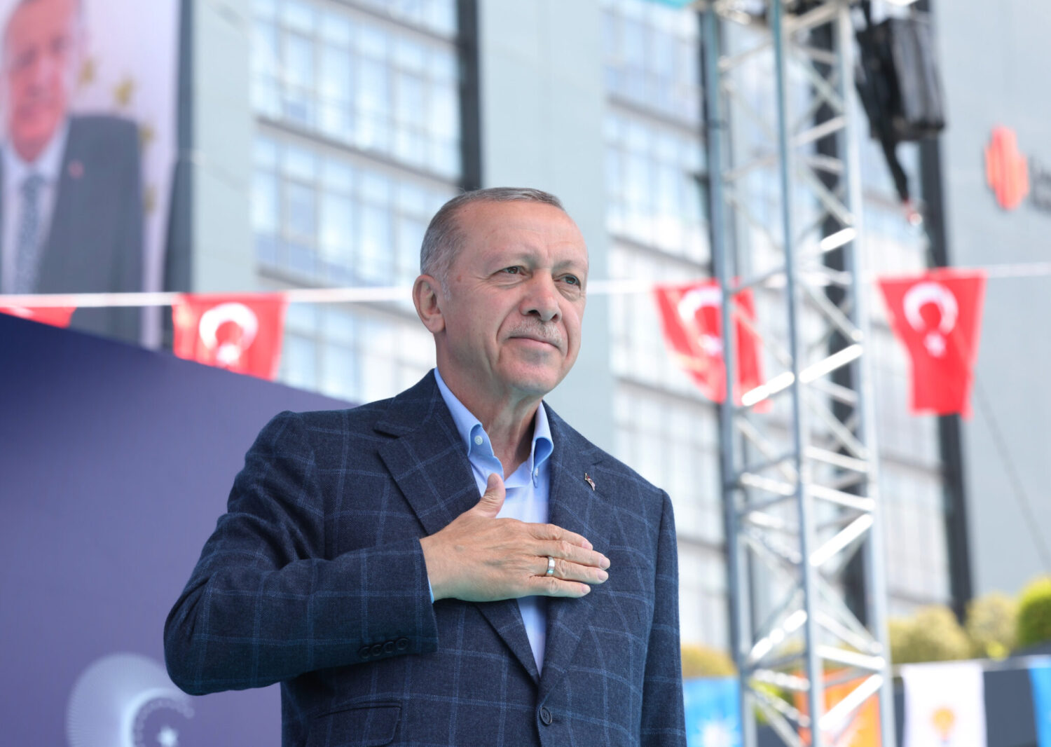 Ümraniye Halk Buluşması’nda açıklamalarda bulunan Cumhurbaşkanı Recep Tayyip Erdoğan, “Biz 14 Mayıs seçimlerini ülkemizin geleceğine, milletimizin kazanımlarına, devletimizin hedeflerine sahip çıktığımız bir demokrasi şöleni olarak görüyoruz" dedi.