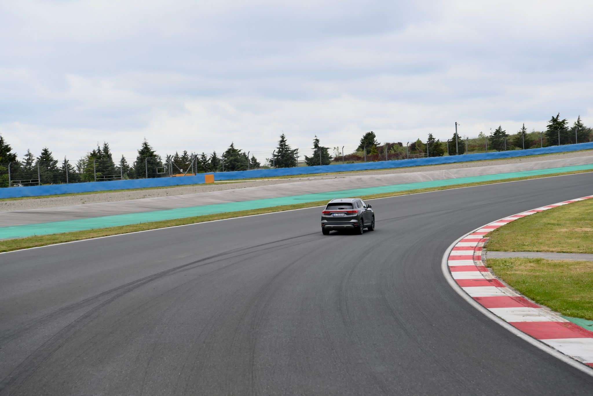 TOGG, İntercity İstanbul Park Pisti’ne çıktı. Tuzla Belediye Başkanı Dr. Şadi Yazıcı’nın kullandığı TOGG, 0’dan 100 kilometre hıza 7 saniyede ulaştı.