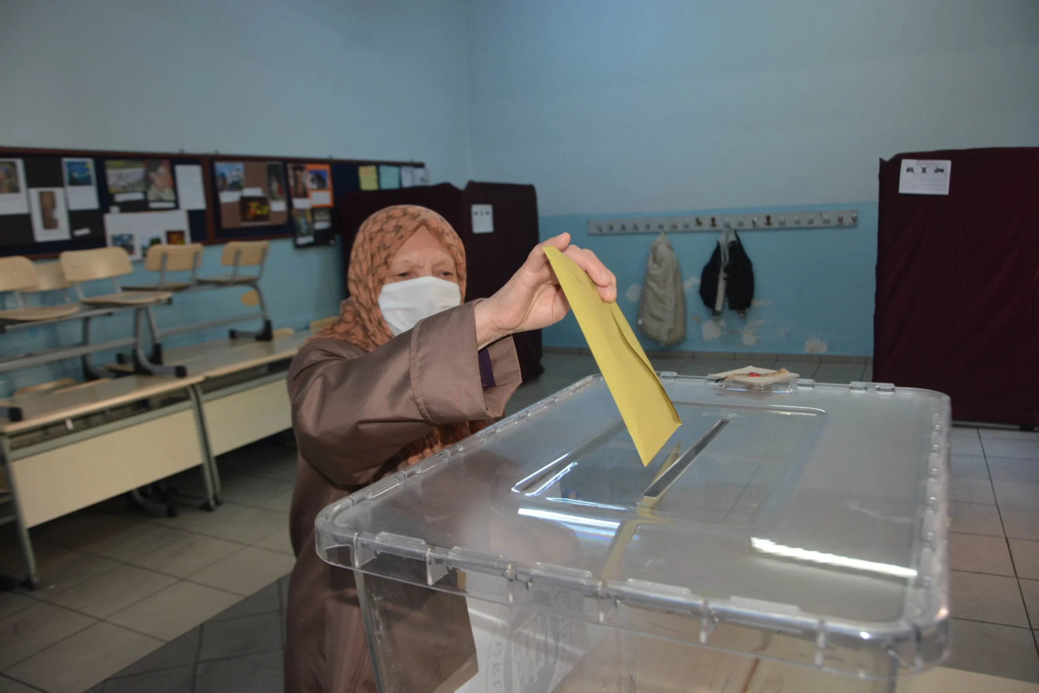 Cumhurbaşkanı ve 28. Dönem Milletvekili Genel Seçimi için oy verme işlemi başladı. Balıkesir'de her seçimde olduğu gibi sandığa ilk gidenler yaşlılar oldu.