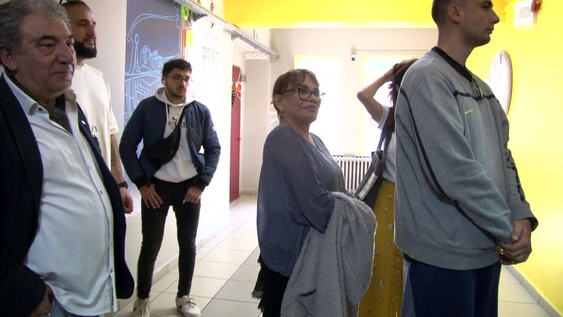 Ünlü sanatçı Sezen Aksu, vatandaşlık görevini Beykoz'da yerine getirdi.