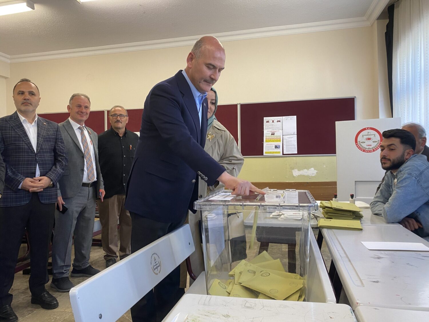 İçişleri Bakanı Süleyman Soylu oyunu Gaziosmanpaşa Dobruca Ortaokulu’nda eşi Hamdiye Soylu ile birlikte 1003 nolu sandıkta kullandı.
