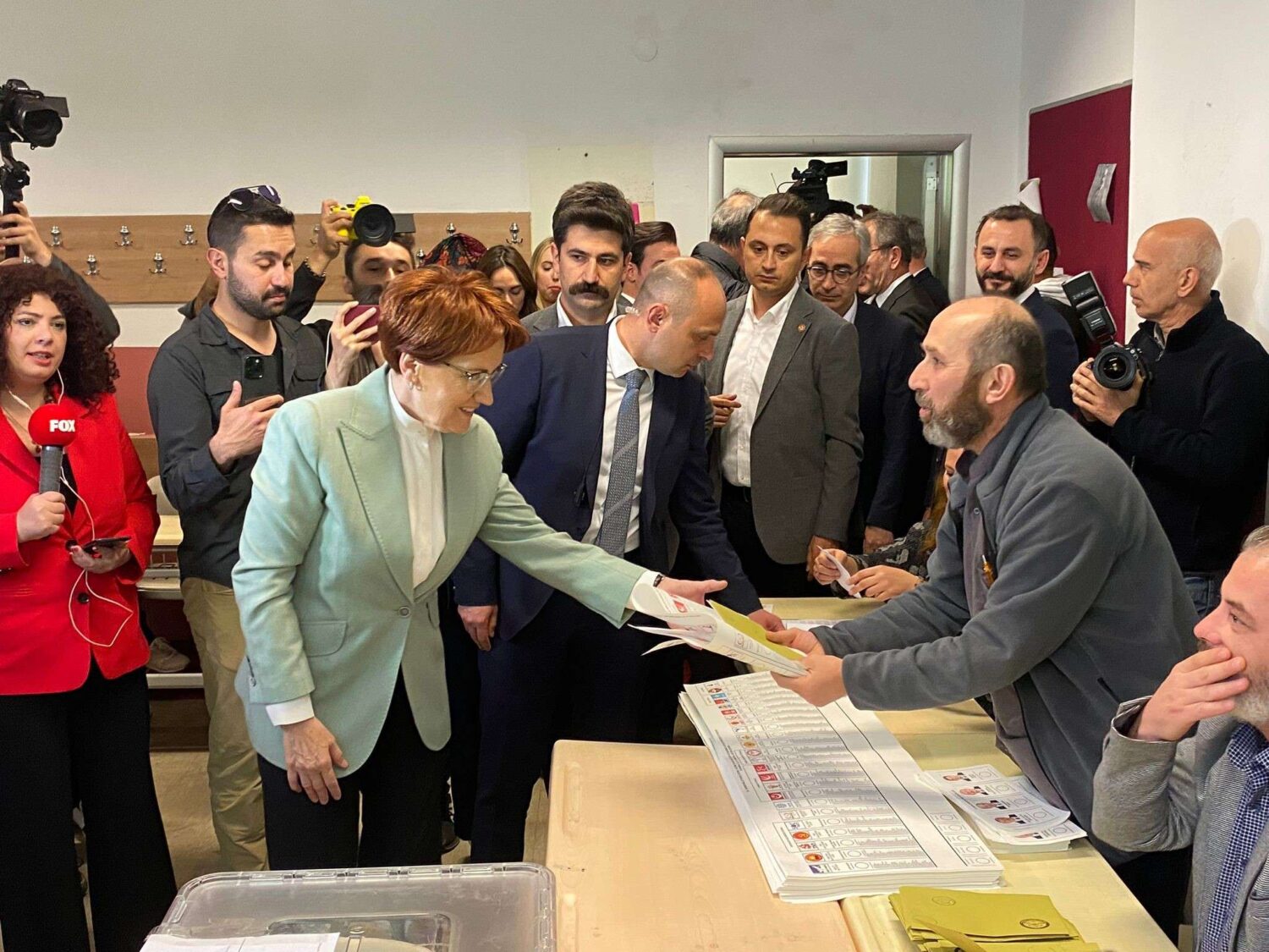 İYİ Parti Genel Başkanı Meral Akşener, oyunu Beylerbeyi Hacı Sabancı Anadolu Lisesi’nde kullandı. 