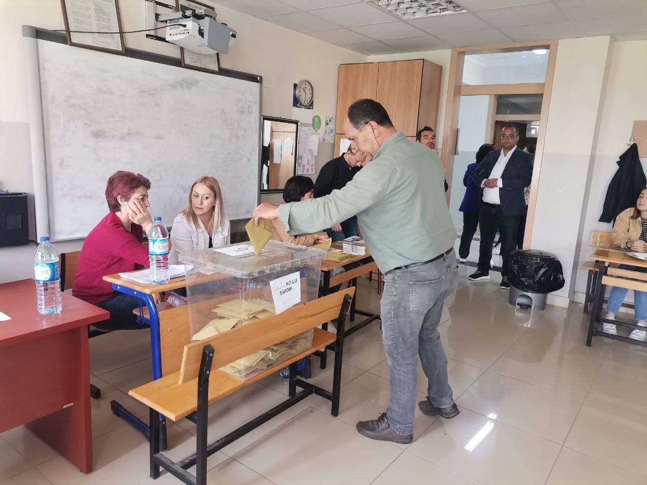 Balıkesir'in Bandırma ilçesinde oy kullanma işlemleri saat sabah 08.00 itibariyle vatandaşların yoğun katılımıyla başladı. 