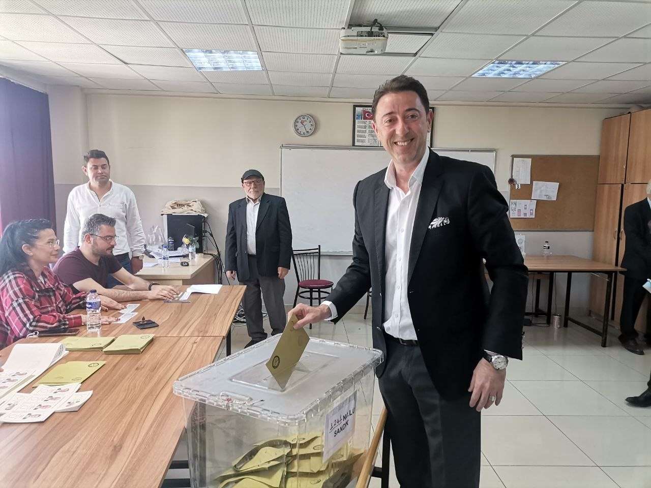 Bandırma Belediye Başkanı Tolga Tosun oyunu ailesi ile birlikte Bandırma Halk Eğitim Merkezi'nde kullandı. 