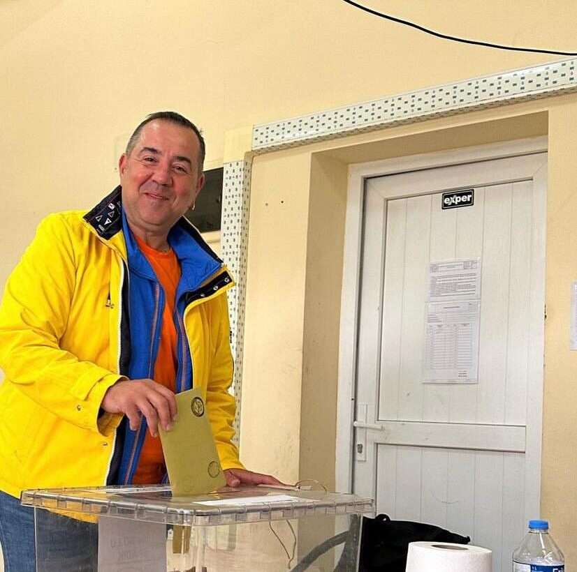 Ünlü Komedyen Ata Demirer, Çanakkale’nin Kuzey Ege Denizi’ndeki turizm cenneti Bozcaada ilçesi Halk Eğitim Salonu’nda 1004 nolu sandıkta oyunu kullandı.