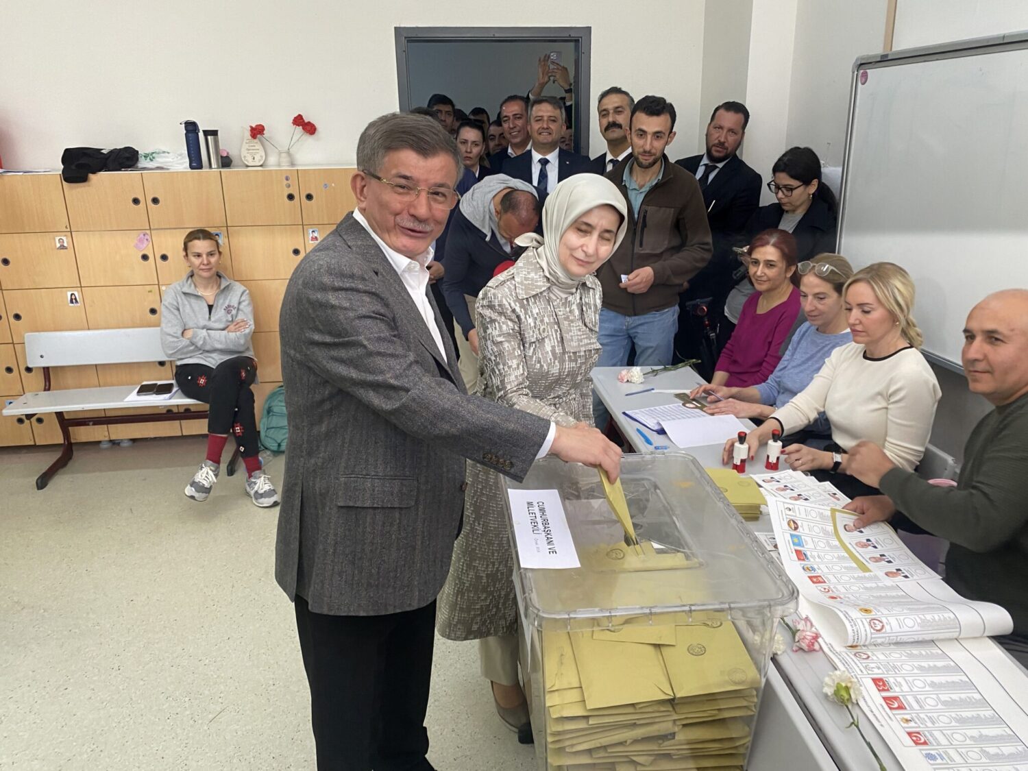 Gelecek Partisi Genel Başkanı Ahmet Davutoğlu, eşi Sare Davutoğlu ile birlikte oyunu İstanbul’da kullandı.