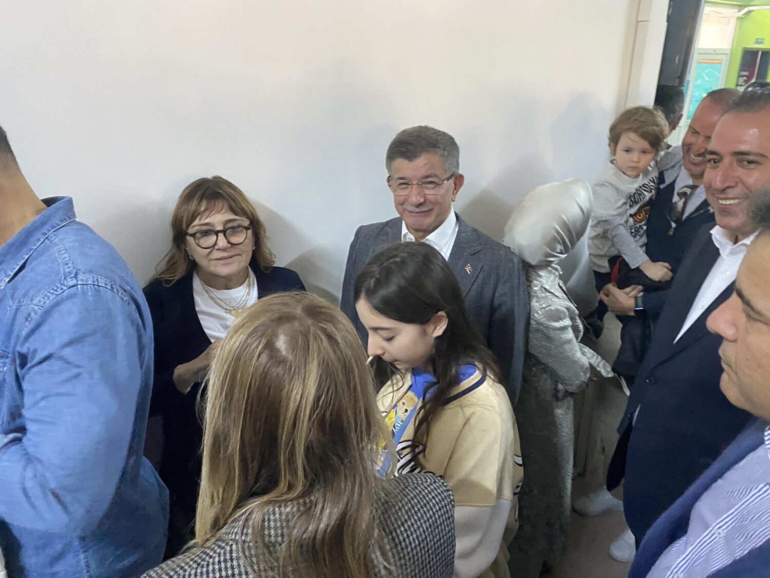 Gelecek Partisi Genel Başkanı Ahmet Davutoğlu, eşi Sare Davutoğlu ile birlikte oyunu İstanbul’da kullandı.