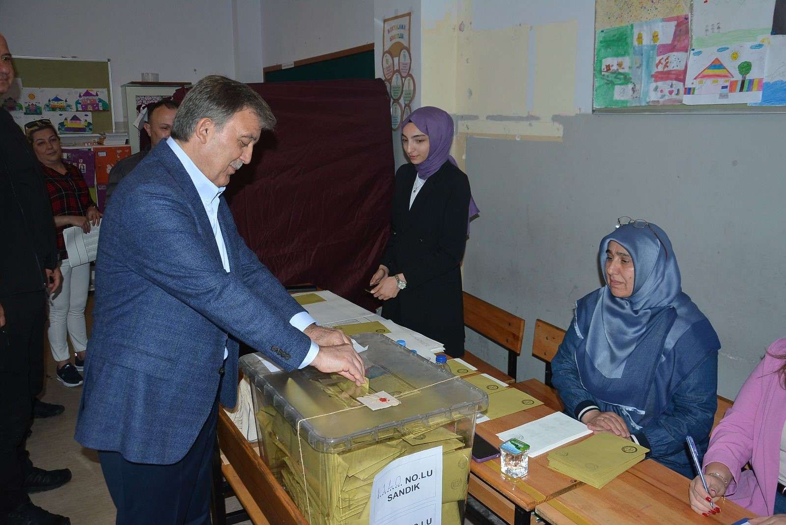 11. Cumhurbaşkanı Abdullah Gül, oyunu Beykoz'da bulunan Şehit İsmail Kefal İlkokulu'nda kullandı. 