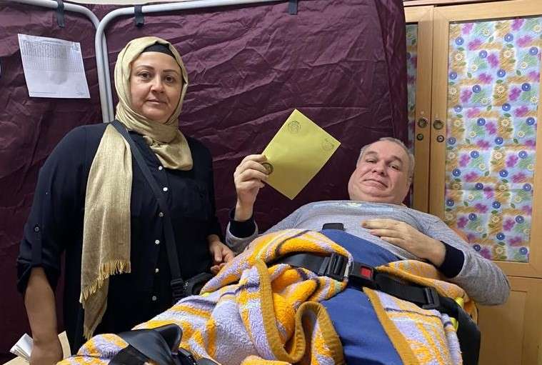 Balıkesir’in Edremit ilçesinde geçirdiği rahatsızlık nedeniyle yatağa bağımlı hale gelen vatandaş, oy kullanacağı okula sedye ile getirildi.